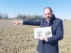 Il sindaco di Mogliano Davide Bortolato con la documentazione del fotovoltaico