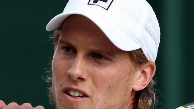 epa03281399 Andreas Seppi of Italy returns to Denis Istomin of Uzbekistan during their first round match for the Wimbledon Championships at the All England Lawn Tennis Club, in London, Britain, 25 June 2012. EPA/JONATHAN BRADY