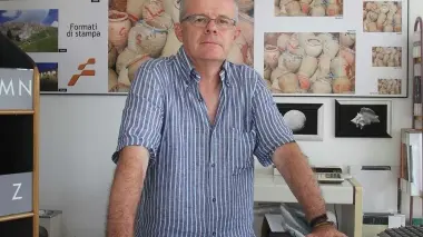 Il fotografo Stefano Daldello nel suo studio di Quinto di Treviso