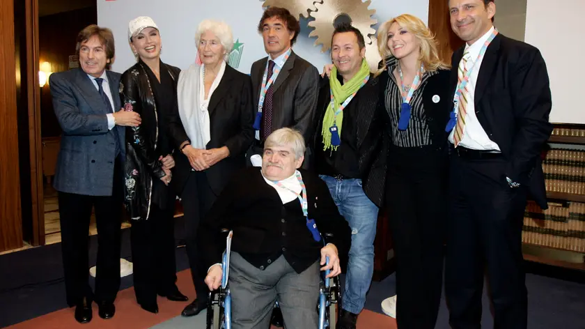 Franco Bomprezzi con un gruppo di celebrità che sostengono Telethon