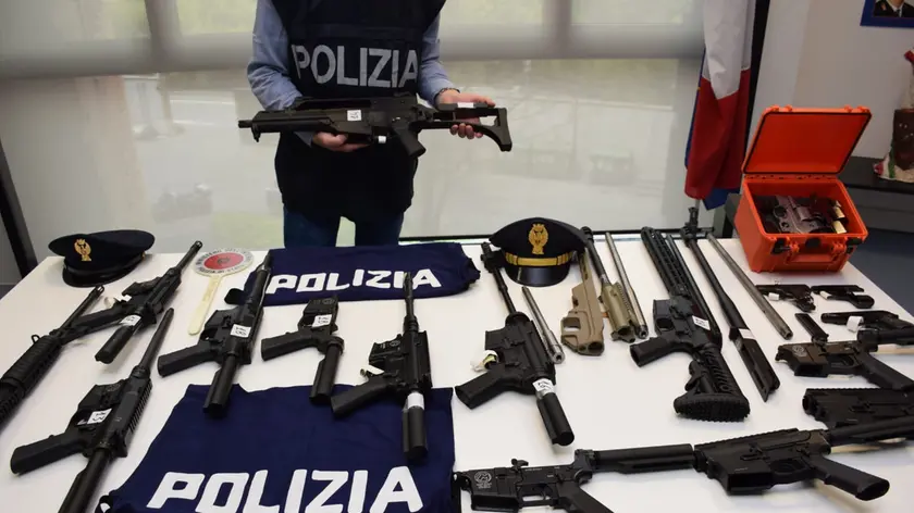 Alcuni delle armi sequestrate dagli agenti della Polizia di Treviso nell'operazione condotta tra Montebelluna e la Lombardia tre settimane fa