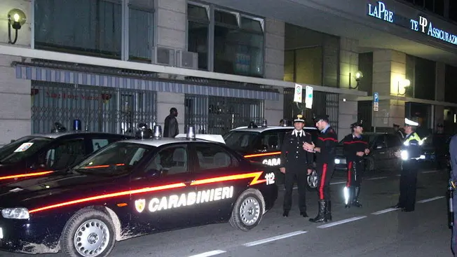 CORRISPONDENTE MONTEBELLUNA CARABINIERI VIGILI URBANI CONTROLLI CONDOMINIO GUARDA PIAZZA IV NOVEMBRE montebelluna operazione extracomunitari carabinieri piazza iv novembre