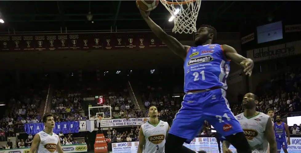 bolognini agenzia foto film villorba treviso basket -ferrara in foto lombardi