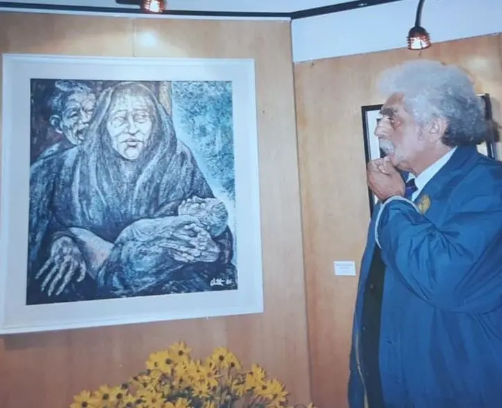 Luigino Ostet con una sua opera