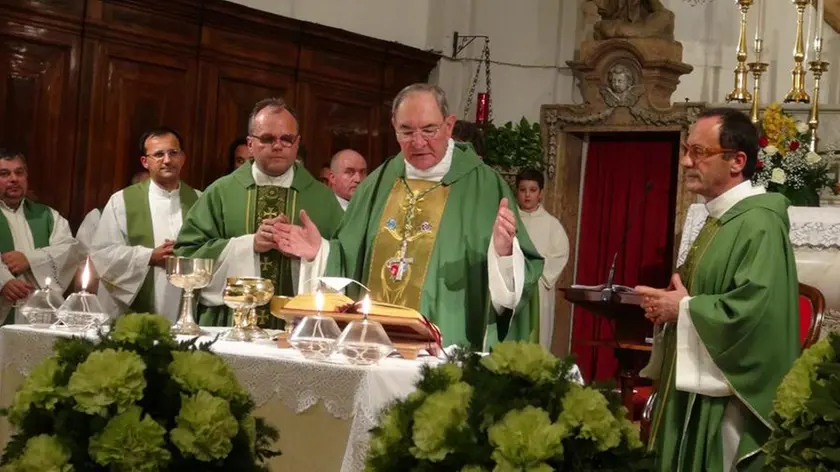 La cerimonia di insediamento di don Flavio Gobbo alla parrocchia di Spinea con il vescovo Gardin, nel 2014