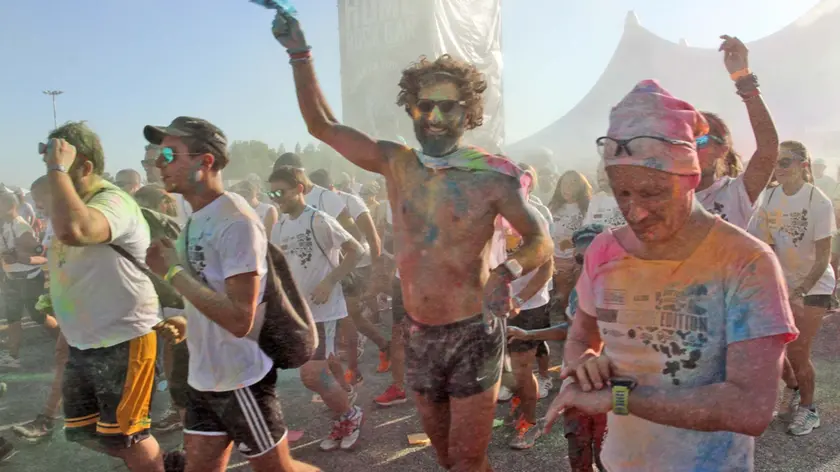 I runner della corsa più colorata dell'anno all'area Dogana