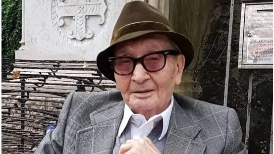 Italo Cuzziol a Chiampo, davanti alla tomba del Beato Fra' Claudio