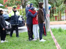 Un gruppo di amici di Aymen, il ragazzo ucciso a coltellate a 17 anni, sconvolti sulla scena del delitto (Fotofilm)