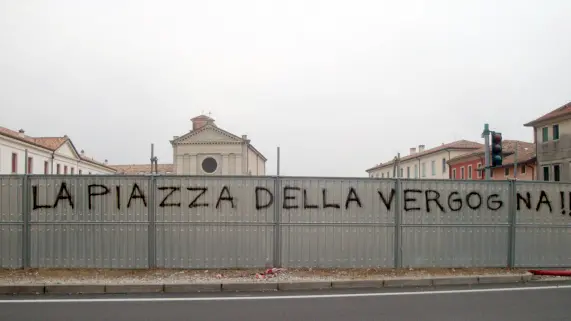 Borghesi Vittorio Veneto piazza Meschio scritta su recinzione cantiere