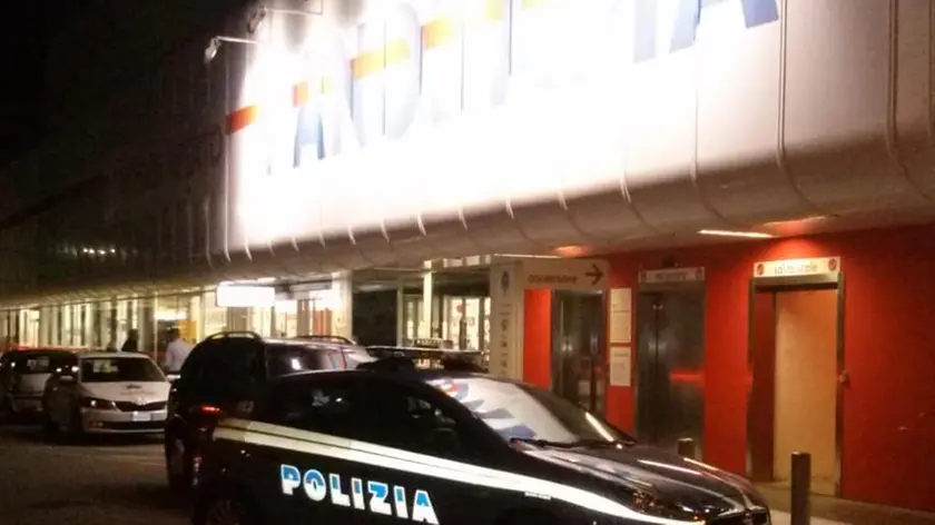 La pattuglia della polizia davanti al panorama di Strada Ovest la sera dell’intervento