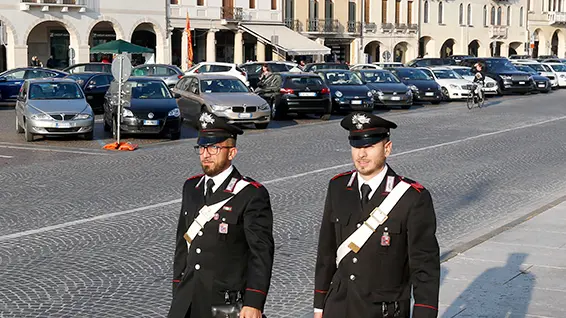 Militari dell'Arma in piazza Giorgione a Castelfranco Veneto dove nei giorni scorsi una gang di minori ha rapinato un coetano, rubandogli denaro e scarpe