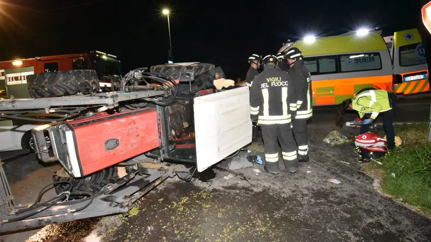 Il trattore ribaltato in via Erizzi