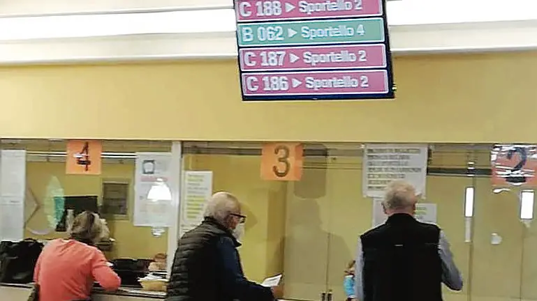 Persone agli sportelli del Cup dell’ospedale