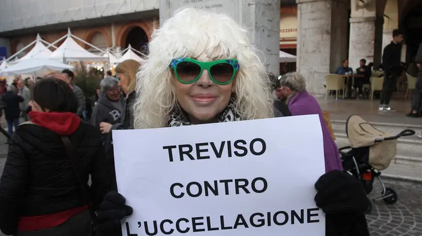 AGOSTINI TREVISO ANDREA ZANONI E DONATELLA RETTORE MANIFESTANO IN P. DEI SIGNORI VENETO LIBERO DALL'UCCELLAGIONE