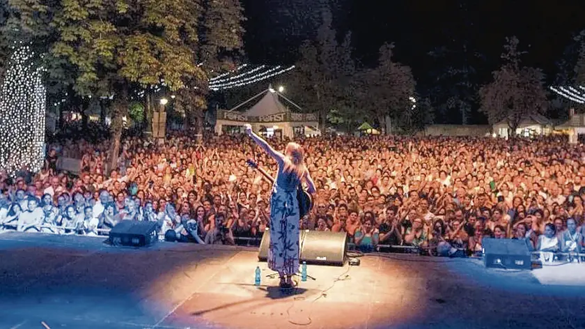 La folla di spettatori vista dal palco
