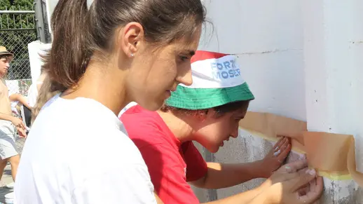DE POLO AG.FOTOFILM TREVISO GRUPPO DI RAGAZZI DIPINGONO IL MURO DELLA CHIESA VOTIVA