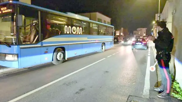 La corriera Mom ferma a Cornuda durantei controlli dei carabinieri dopo la chiamata dell’autista