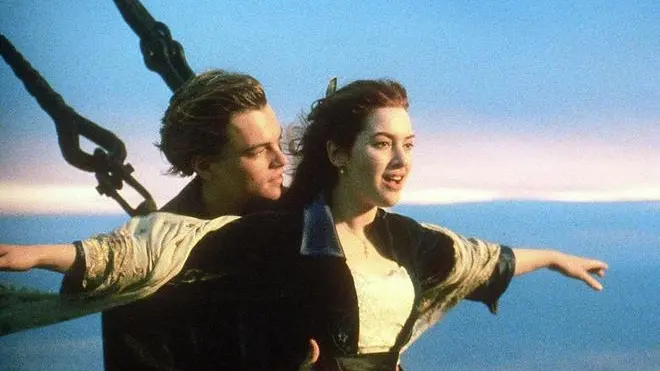 Leonardo DiCaprio (s) e Kate Winslet in una scena del film 'Titanic'. ANSA ARCHIVIO