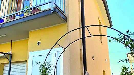 La vittima indica la terrazza da cui i ladri si sono arrampicati