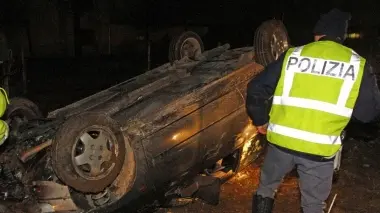 La Clio ribaltatasi ieri pomeriggio sulla Feltrina Traffico in tilt