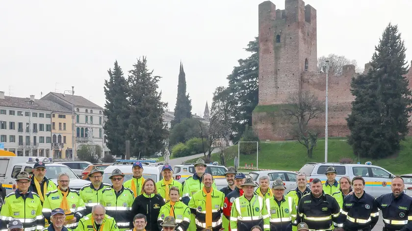 Volontari della Protezione civile in piazza a Castelfranco