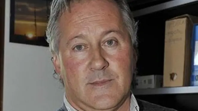 Borghesi Resana vice sindaco Pierino Luisetto mentre firma le dimissioni