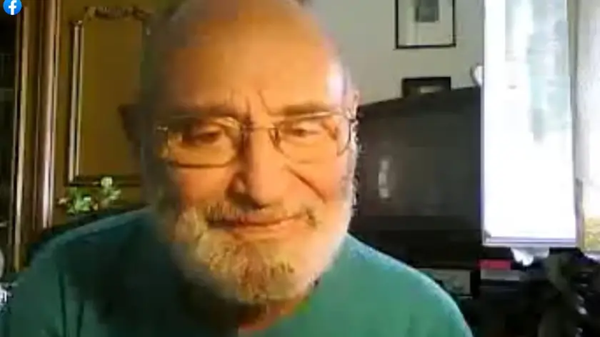 Franco Gentile davanti alla videocamera del suo pc