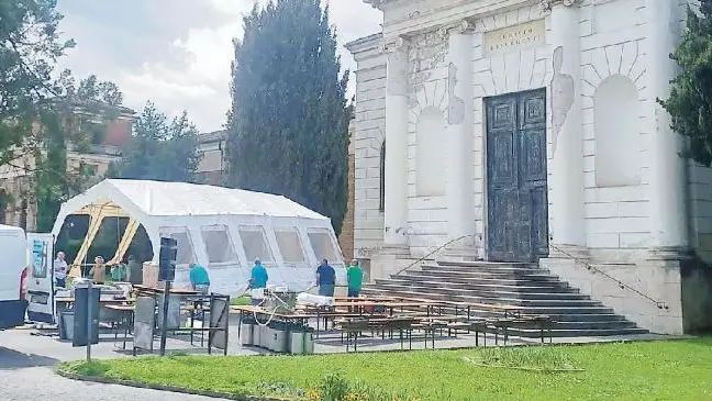 Il tendone allestito dagli alpini di Ponzano davanti all’ingresso del cimitero maggiore di Vicenza