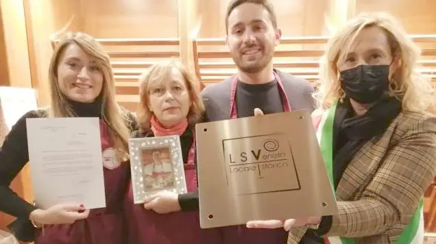 Viviana, mamma Diana, Matteo Gatto e sulla destra l’assessora Marica Galante
