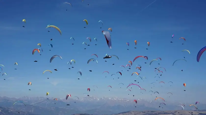 Parapendii sui cieli del Grappa