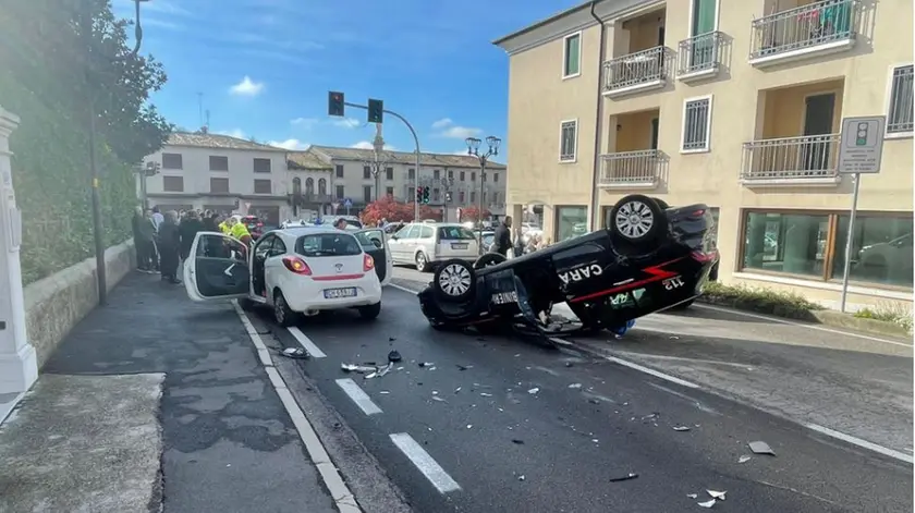 L’auto dei carabinieri capovolta dopo essere stata speronata