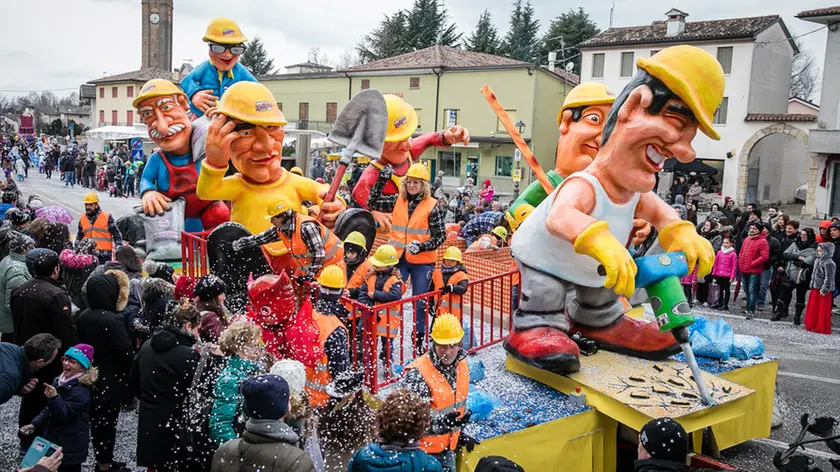 Ferrazza Sernaglia Della battaglia ultima sfilata carri mascherati