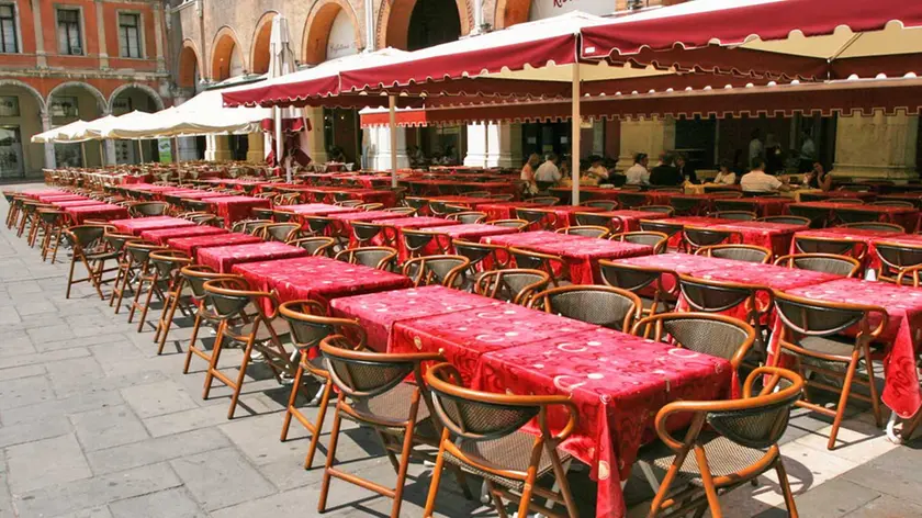 FRIGO TREVISO TAVOLINI PIZZERIA DA PINO IN PIAZZA DEI SIGNORI agenzia fotografica fotofilm