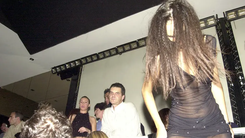 Una cubista in discoteca