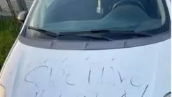 Una delle auto vandalizzate dalla pensionata invalida