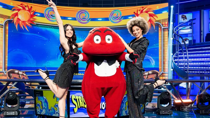 08/01/2020 Milano, Mediaset, Presentazione della nuova stagione di Striscia la Notizia; nella foto Shaila Gatta e Mikaela Neaze Silva con il Gabibbo