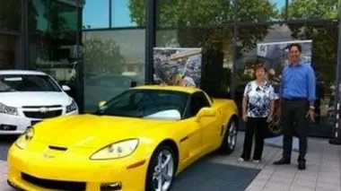 Il titolare di Autogiada consegna l’auto a Lucia Girotto