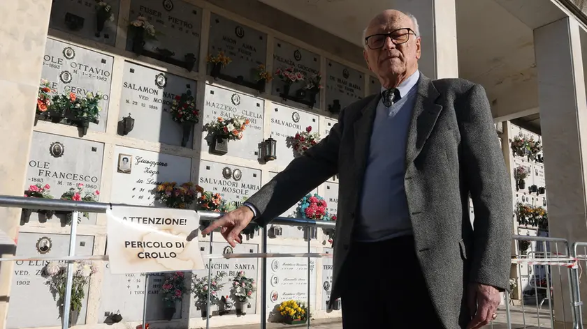 Adriano Beni indica il blocco B1 del cimitero di Candelù, transennato da mesi per motivi di sicurezza
