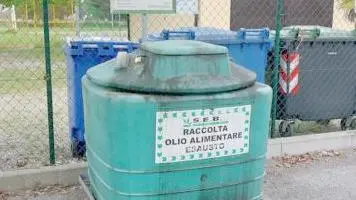 Uno dei contenitori di olio esausto svuotati a Mogliano