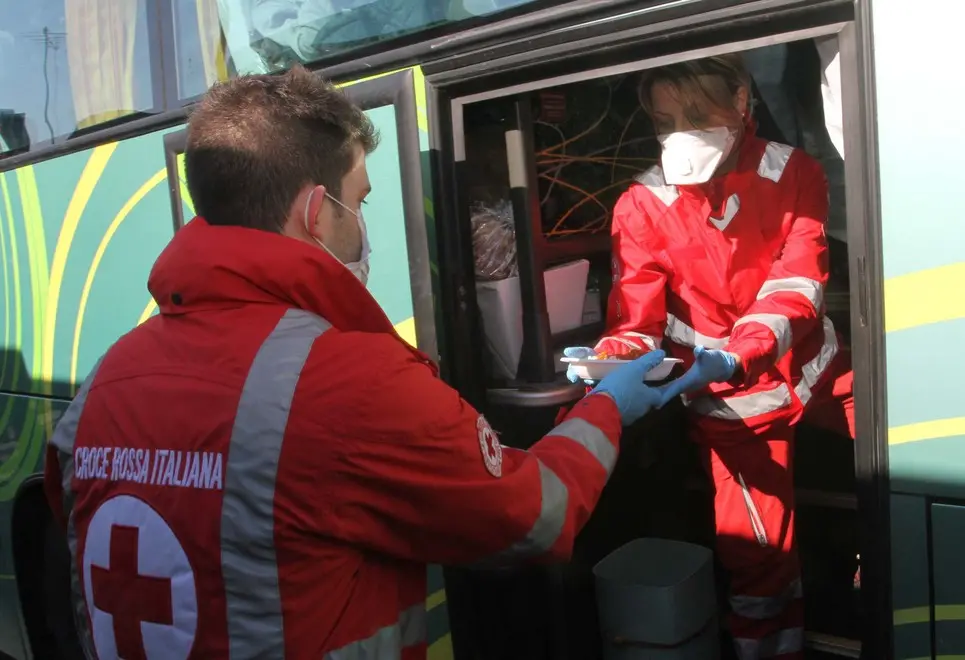 ZAGO TREVISO CORRIERA DI PROFUGHI DI FRONTE ALLA STAZIONE DEI TRENI