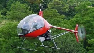 Un elicottero che volteggia tra le colline