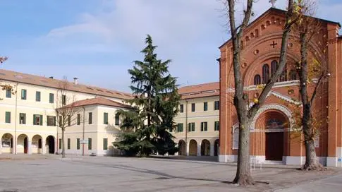 Il cortile interno del collegio salesiano Astori a Mogliano