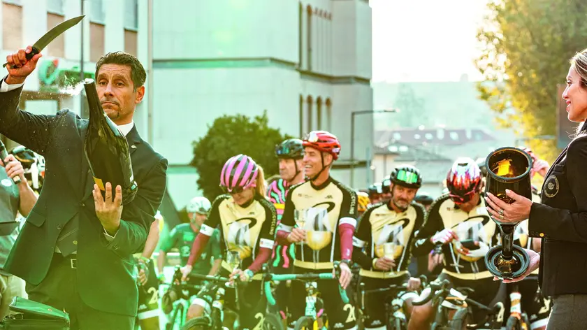 Si sciabola alla partenza di una delle edizioni precedenti della Prosecco Cycling