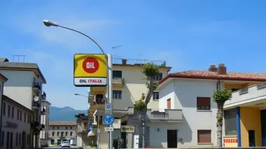 Un’immagine dell’ingresso di Villa Chisini Sopra il distributore di benzina Oil Italia