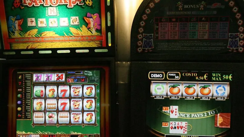 20070925 - ROMA - CLJ - MAXI SEQUESTRO SLOT MACHINE, IN 50.OOO BAR DI TUTTA ITALIA. Una foto d'archivio del 28 giugno 2006 di due "slot machines". Maxi sequestro di slot machine con il bollino ''gioco sicuro'', ma scoperte essere irregolari, da parte della Guardia di finanza in tutta Italia. Il sequestro, disposto dal gip lagunare Antonio Liguori su richiesta del pm Giorgio Gava, riguarda circa 100 mila slot machine dislocate in circa 50.000 tra bar, pub, locali notturni ed altri esercizi pubblici. L'operazione '''black slot'', condotta dalle fiamme gialle di Venezia coadiuvate dai collegi della penisola, arriva al termine di un'indagine finalizzata alla prevenzione e repressione del gioco d'azzardo...ANSA/TONY VECE/DC..