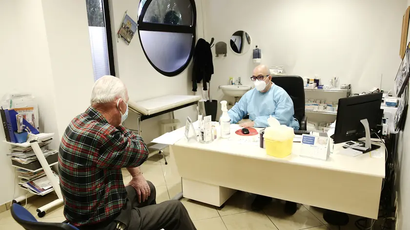 Un paziente dal medico di famiglia: ora sarà un algoritmo a stabilire in quanto tempo ci si potrà far prescrivere una visita specialistica