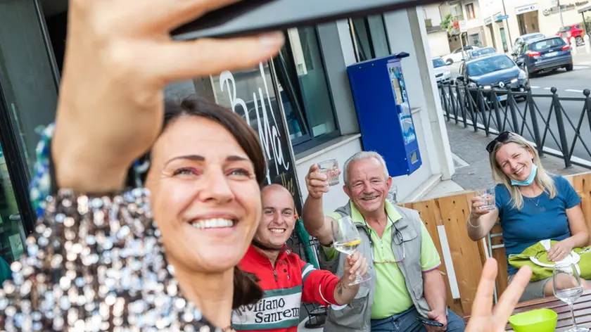 Allegranzi Vidor Il Nuovo Sindaco Mario Balio Festeggia al Bar in piazza