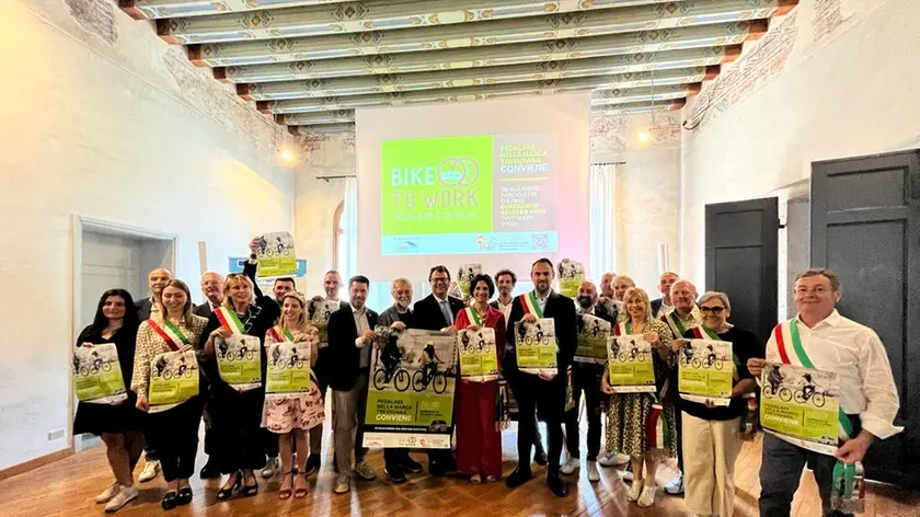 Foto di gruppo con tutti i sindaci aderenti all'iniziativa