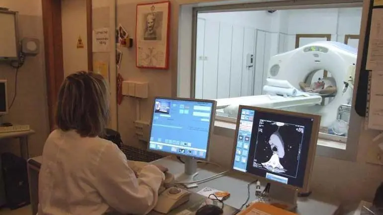 IL NUOVO PADIGLIONE DELL'OSPEDALE DI CISANELLO CHE OSPITA LA NEFROLOGIA, IL REPARTO PER LA DIALISI E GRAN PARTE DELLA RADIODIAGNOSTICA, DOTATO DI MACCHINARI AD ALTISSIMA SPECIALIZZAZIONE (NELLA FOTO Un OPERATOE SEGUE AL COMPUTER L'ESECUZIONE DI UNA TAC)