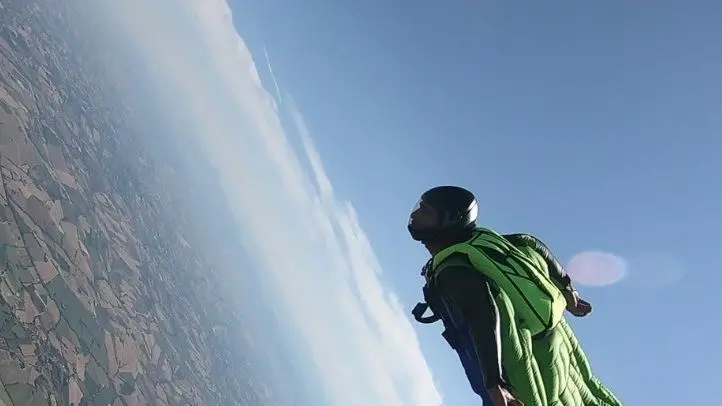 Matteo Mazza in volo con la sua tuta alare